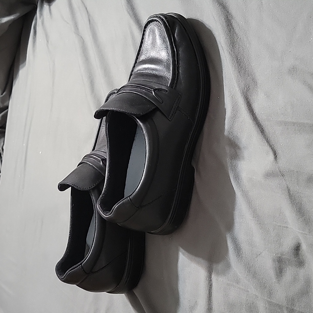 Mens Size 9 black leather loafer